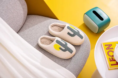 Vista 2 de NEVEROLD Divertidas y bonitas pantuflas de piel de felpa mullida, con dibujos animados, ilustradas y coloridas, para mujeres, hombres, niñas y niños