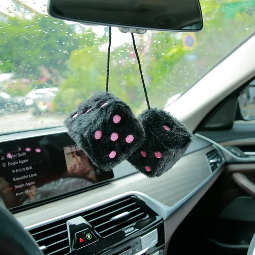 Vista 2 de YGMONER Dados negros peludos para espejo retrovisor de automóvil, par de dados de felpa de 2.75 pulgadas, adornos colgantes retro