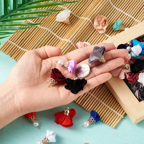 Vista 5 de Cheriswelry Colgantes de flores de tela de tela con pétalos florales con tapa dorada para aretes de bricolaje, llavero, fabricación de joyas