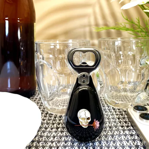 Vista 5 de Abrebotellas Magnético – Diseño Original Calavera Mordiendo Flor en Resina Negra – Imán Fuerte para Nevera – Regalo Ligero para Decoración Gótica