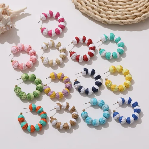 Vista 3 de Coloridos aretes colgantes de rafia para mujer, divertidos aretes colgantes de ratán de verano para playa, vacaciones, joyería para profesores