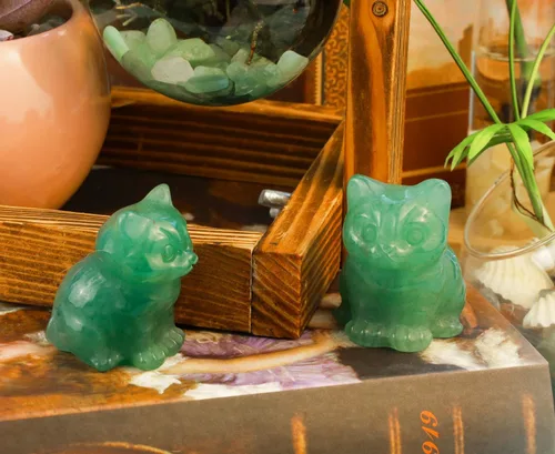 Vista 4 de DUQGUHO Figuras de gato de cristal de aventurina verde - Estatua de gato de la suerte y linda para decoración de escritorio o habitación 1 pieza