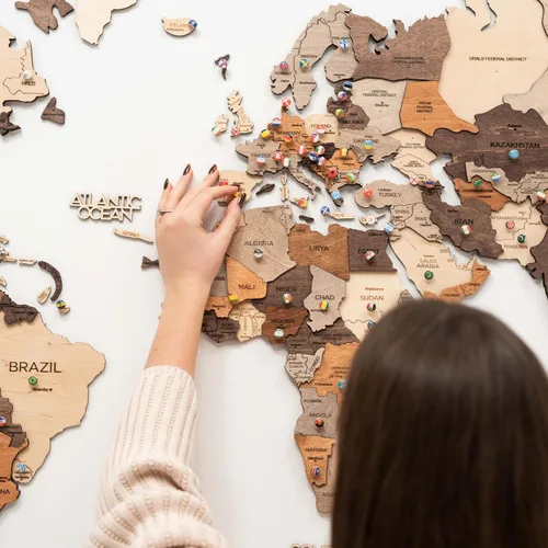 Vista 8 de Arte de pared de madera 3D con mapa del mundo (tamaño pequeño, multicolor)