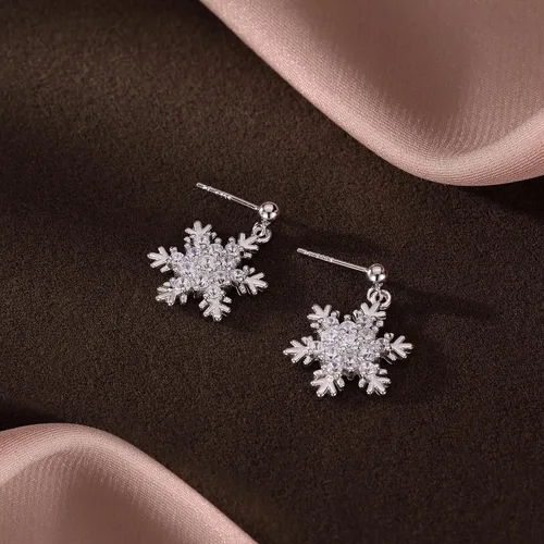 Vista 5 de SLUYNZ Solid 925 Sterling Silver Sparkling CZ Snowflake Studs Earrings for Women Teens Snowflake Earrings Studs plata de ley A