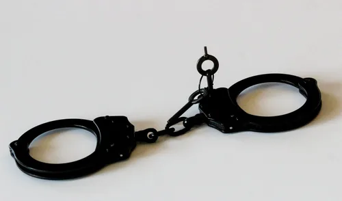 Vista 6 de Best Real Police, esposas de acero, color negro, modelo táctico de bajo control, incluye cerradura doble y 2 llaves, ideal para guardias
