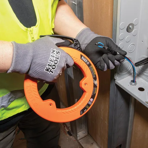 Vista 6 de Klein Tools 56335 Cinta Pasacables Eléctrica de Acero Plano, Cinta de Acero de Resorte de 25 Pies y 1/4 de Pulgada de Ancho, Punta de Plástico