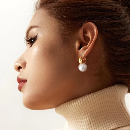 Vista 5 de Moodear Gold Pearl Earrings for Women Gold Hoop Earrings 14K Gold Plated Pearls Drop Earrings Trendy Small Elegant Hypoallergenic Dangle Gold