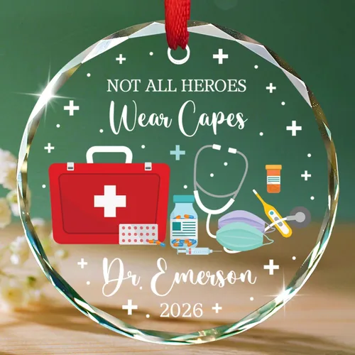 Vista 8 de Un médico verdaderamente asombroso es difícil de encontrar Adornos de vidrio, Adorno de Navidad personalizado de agradecimiento al médico 2025