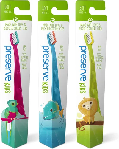 Vista 3 de Preserve Cepillos de dientes para niños, fabricados en los Estados Unidos de plástico reciclado, cerdas suaves, los colores varían, 1 unidad