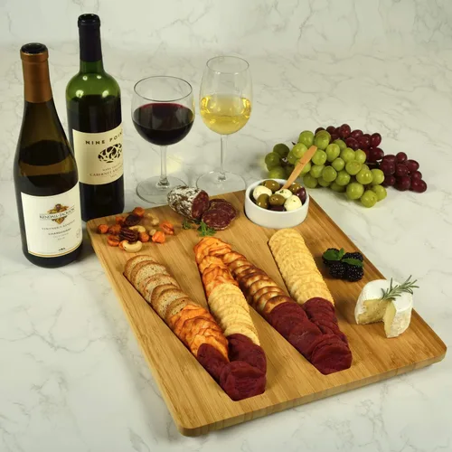 Vista 4 de Picnic at Ascot Monogram Bamboo Cheese/Charcutery/Cracker Tabla para servir - Incluye salsa de cerámica/cuenco de oliva con cuchara de bambú. letra