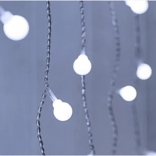 Vista 2 de YOLIGHT Luces de hadas para cortina, luz de bola de icículo alimentada por USB/batería, 13 pies 96 luces LED de globo colgantes para dormitorio