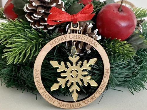 Vista 4 de Adorno personalizado para árbol de Navidad 2025, nombres grabados personalizados, miembros de la familia, bola de madera cortada con láser, copos