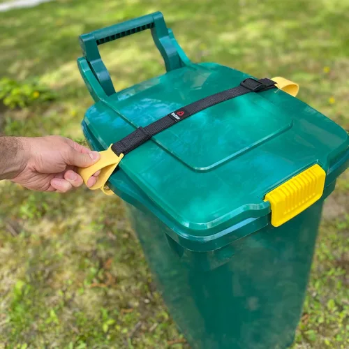 Vista 3 de SideArm Nano Dual Handle para cubos pequeños con ruedas, fácil de usar. Correa de bloqueo de cubo de basura a prueba de animales, contenedores de 14