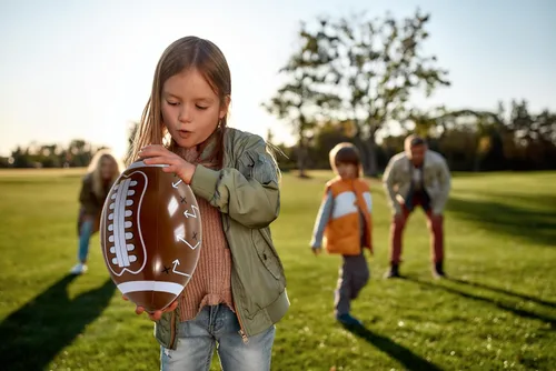 Vista 4 de GiftExpress 12 piezas de balones de fútbol americano inflables de 16" para el día del juego y como obsequio de fiesta, decoraciones de fiesta