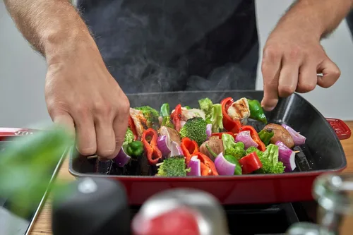 Vista 7 de Staub American Grill - Sartén de hierro fundido para cocinas de inducción, 10.2 in, color rojo cereza