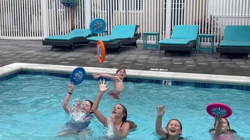 Vista 6 de SkimBe® Disco de juguete – Disco de desnatamiento para piscina, playa y juegos de verano – Juguete de desnatamiento de agua para niños y adultos