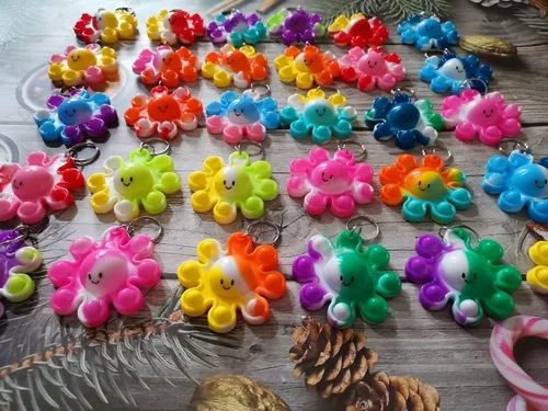 Vista 5 de Paquete de 30 llaveros de mochila de pulpo a granel para estudiantes, regalos y recuerdos de fiesta de Navidad de pulpo, premio de burbujas