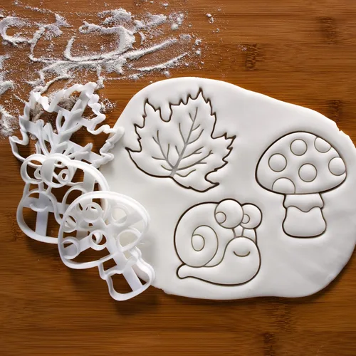 Vista 2 de Juego de 3 cortadores de galletas con temática caprichosa (diseños: seta, caracol, y hoja de arce), 3 piezas - Bakerlogy