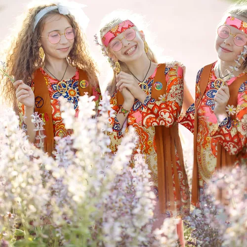Vista 7 de 18 piezas de disfraz hippie de los años 60 y 70 para niños vestido hippie con chaleco signo de la paz diadema alfileres hippie tatuajes disfraz