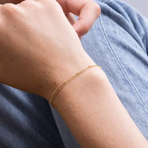Vista 4 de Pulsera de cadena de oro de 18 quilates con perlas pequeñas de la suerte de ojo malvado turquesa conjunto de pulseras minimalistas apilables