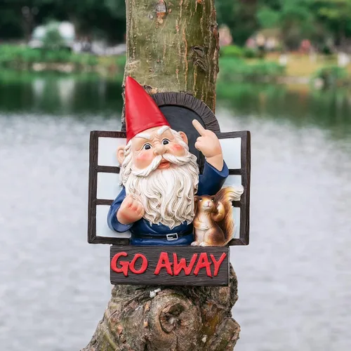 Vista 3 de Estatua de jardín de gnomo de dedo medio enojado, estatua de gnomo travieso de fantasía loca que se quita a los invitados, decoración colgante