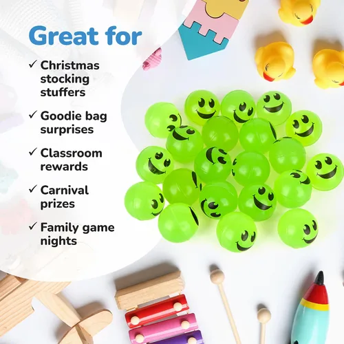 Vista 6 de ArtCreativity 36 bolas hinchables verdes con cara sonriente que brillan en la oscuridad, paquete a granel de 36, bolas de rebote de 1 pulgada
