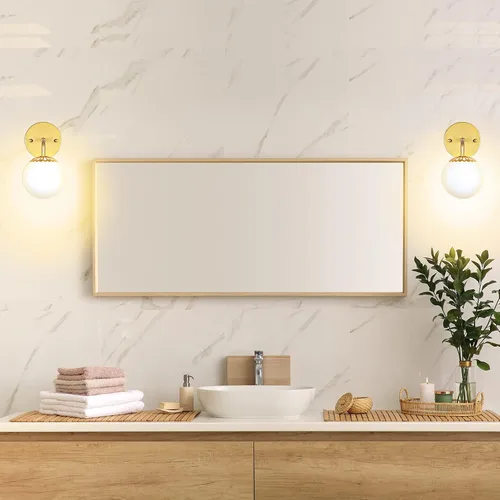 Vista 6 de Moderno juego de dos apliques de pared dorados, lámpara de pared de mediados de siglo, aplique de latón con vidrio de globo blanco, accesorios