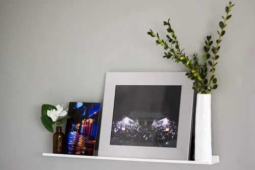 Vista 2 de Repisa flotante, estante para fotos, repisa artística, muy duradera y fabricada en los Estados Unidos (blanco, 18 pulgadas)