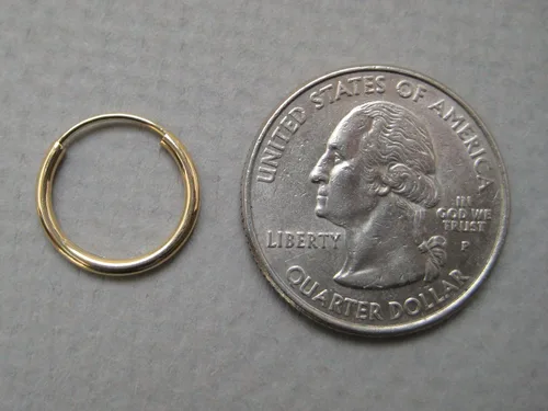 Vista 5 de Aretes de aro de oro amarillo de 14 quilates (tubo de 1.5 mm)