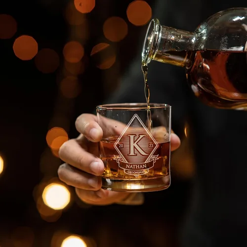 Vista 7 de D1 - Vaso de whisky personalizado para padrinos de boda, recuerdos de despedida de soltero personalizados y regalos para el mejor hombre