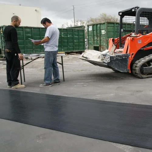 Vista 6 de Rubber-Cal "Wide Rib" tapete para piso de caucho corrugado, 1/8" de grosor, rollo de 3 pies x 1 pie., Negro