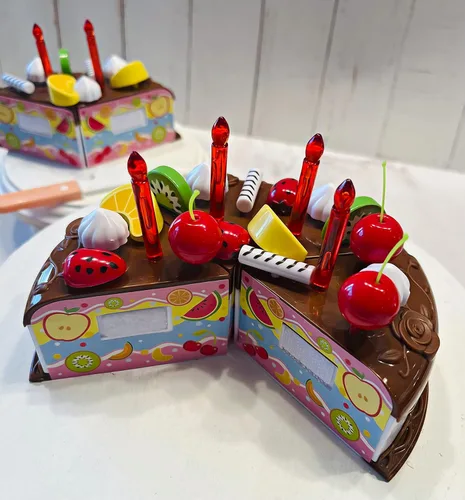 Vista 8 de Pastel de cumpleaños falso - Decoración de pastel falso de chocolate con frutas y velas