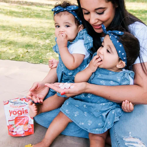 Vista 4 de Happy Baby Organics Yogis - Bocadillos liofilizados de yogur y frutas, paquete variado de 3 sabores, 1 onza (paquete de 3) y mordedor Happy Baby