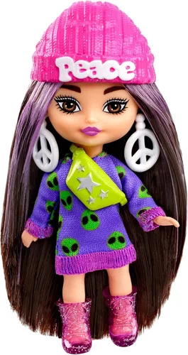 Vista 6 de Muñeca Barbie Extra Mini Minis con cabello burdeos, vestido rojo de volantes, gafas de sol y accesorios y soporte, 3.25 pulgadas