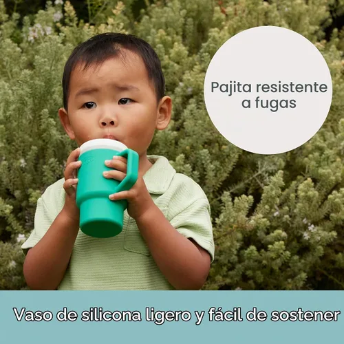Vista 2 de Infantino Mi primer vaso, taza de silicona con pajita y asa, vaso de bebé resistente a derrames para llevar, botella de transición libre de BPA