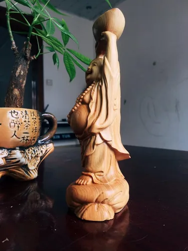 Vista 4 de Estatua de madera maciza de Feng Shui de Buda riendo sosteniendo lingote, figuras chinas de Buda feliz, riqueza suerte, decoración de oficina