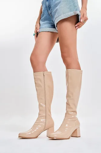 Vista 2 de Coutgo Botas altas Gogo para mujer, punta cuadrada, tacón grueso, charol y cremallera sobre la rodilla