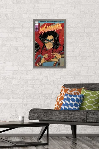 Vista 2 de Trends International Marvel Ms. Marvel - Póster de pared de cómic, 22.4 pulgadas de largo x 14.7 pulgadas, versión enmarcada en madera de granero
