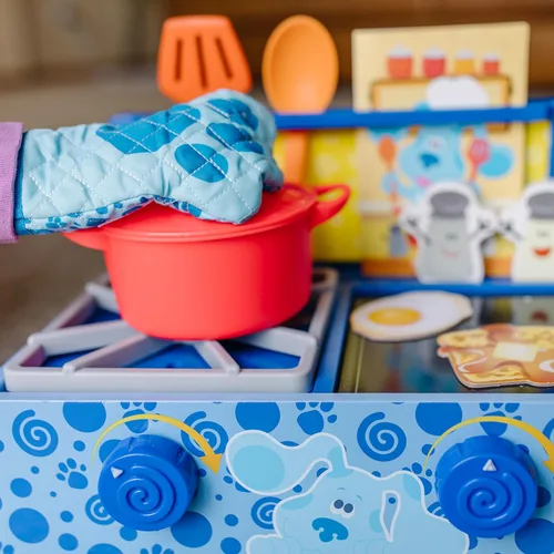 Vista 4 de Melissa & Doug Blue's Clues & You! Juego de cocina de madera (42 piezas)