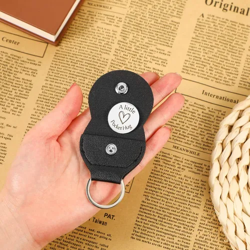 Vista 3 de Sureio Ficha de recuerdo de bolsillo para relaciones a larga distancia, recuerdo de acero inoxidable, regalo inspirador de doble cara con llavero
