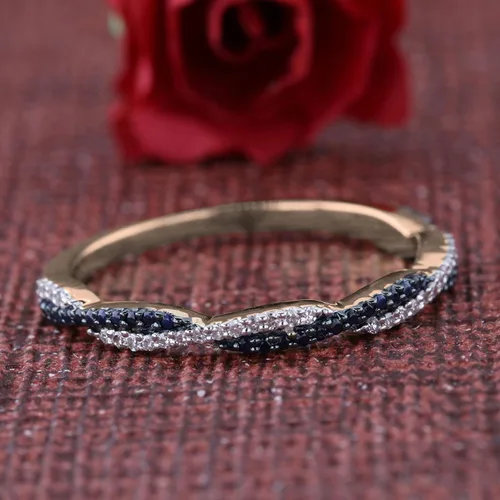 Vista 2 de Dazzlingrock Collection Anillo de boda apilable de zafiro azul y diamante blanco entrecruzado estilo remolino redondo en oro, Metal Gema Piedra Oro