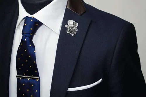 Vista 3 de Flairs New York - Broche de solapa esmaltado hecho a mano Día de los Muertos Rosa Plata