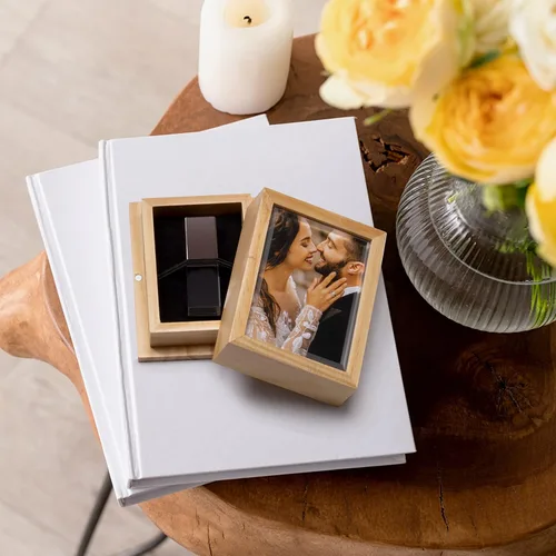 Vista 2 de Neil Enterpises Inc. Caja de madera Elite Flash Drive con foto