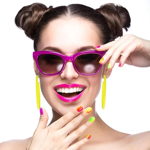 Vista 6 de Aretes de aro grandes de acrílico retro neón, estilo de los años 80 y 90, coloridos aretes de aro grandes, rosa intenso, ligeros, perfectos