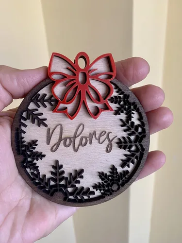 Vista 4 de Adorno de madera de Navidad personalizado con nombre grabado personalizado, adorno de Navidad 2025, decoración de árbol de vacaciones hecho a mano