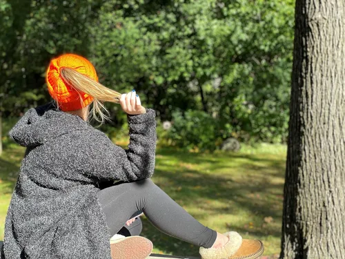 Vista 2 de Funky Junque Exclusives BeanieTail - Gorro para mujer, diseño de cola de caballo, ideal para día de cabello despeinado