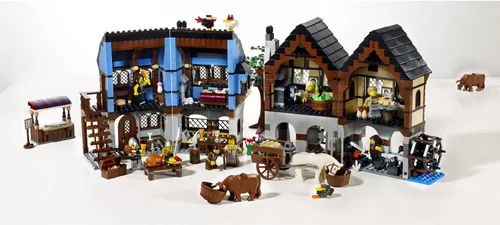 Vista 4 de Castillo medieval, aldea y mercado de Lego (10193)