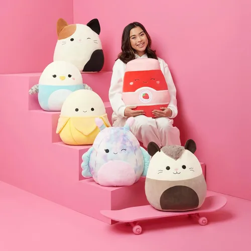 Vista 6 de Squishmallows Stokely el oso Kodiak marrón original de 12 pulgadas con vientre mullido y sombrero de pescador, peluche oficial de Jazwares