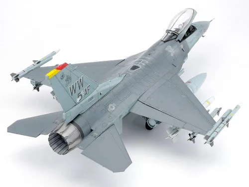 Vista 3 de Tamiya 61098 1/48 Kit de Modelo de Avión de Plástico Lockheed Martin F-16CJ