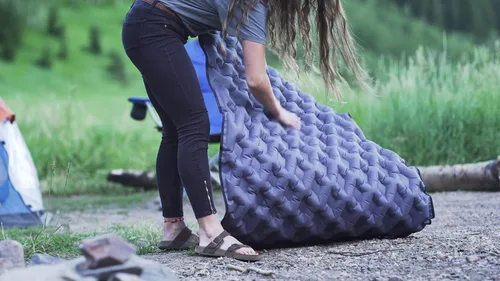 Vista 7 de Pammock - Colchoneta para dormir que se convierte en una hamaca inflable, ideal para acampar, mochileros, senderismo, Airpad, bolsa de transporte